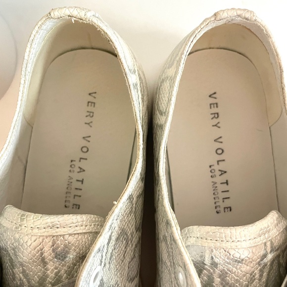 Very Volatile Los Angeles Silver Snake Skin Sneakers Size 8.5 - Picture 4 of 6
